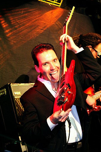 Helmut Scholz (Gitarre im Stil von Jimi Hendrix) Helmut Scholz (Gitarre im Stil von Jimi Hendrix)