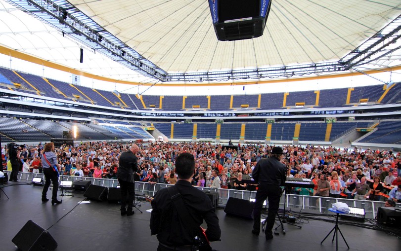 Commerzbank Arena Frankfurt, Night Fever, Helmut Scholz, Gitarre Commerzbank Arena Frankfurt, Night Fever, Helmut Scholz, Gitarre