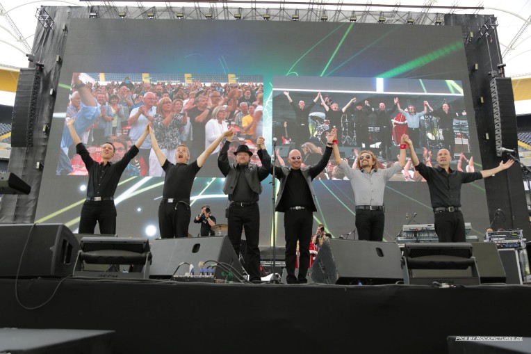 Commerzbank Arena Frankfurt, Night Fever, Helmut Scholz, Gitarre Commerzbank Arena Frankfurt, Night Fever, Helmut Scholz, Gitarre