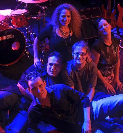 Renée Walker, Helmut Scholz (Gitarre) Renée Walker, Helmut Scholz (Gitarre), Laura Oyewale, Rüdiger Wolf und David Anlauff